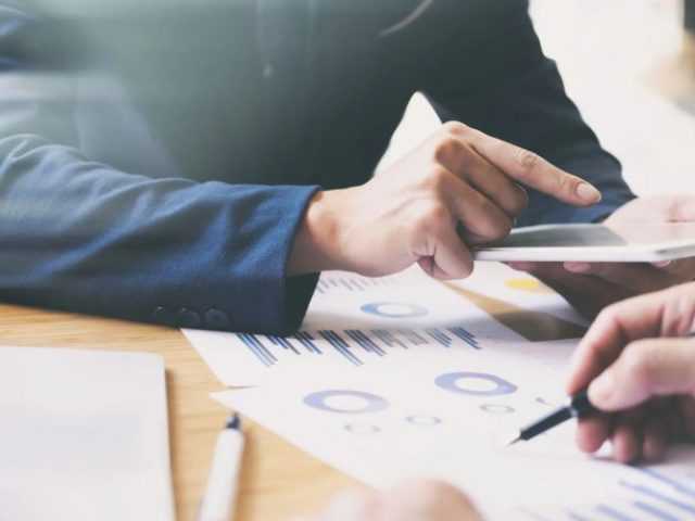 Descubra como reduzir custos em condomínios com nosso guia de técnicas práticas e dicas eficazes para uma gestão financeira inteligente!